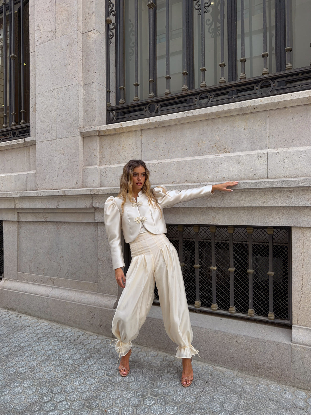 CHAQUETA TORERA DE MIKADO JULIA BEIGE – ARTESANÍA Y CARÁCTER