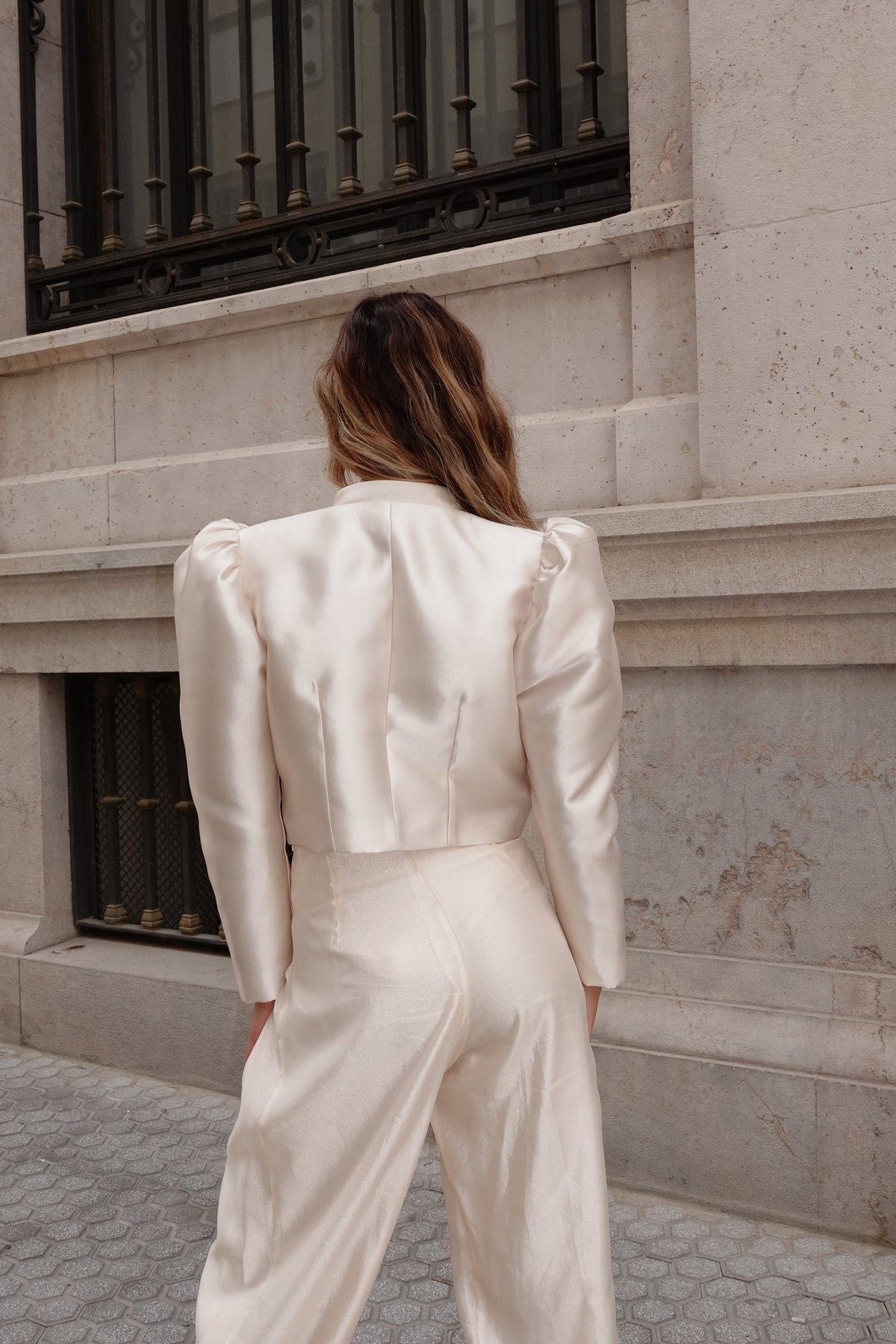 CHAQUETA TORERA DE MIKADO JULIA BEIGE – ARTESANÍA Y CARÁCTER