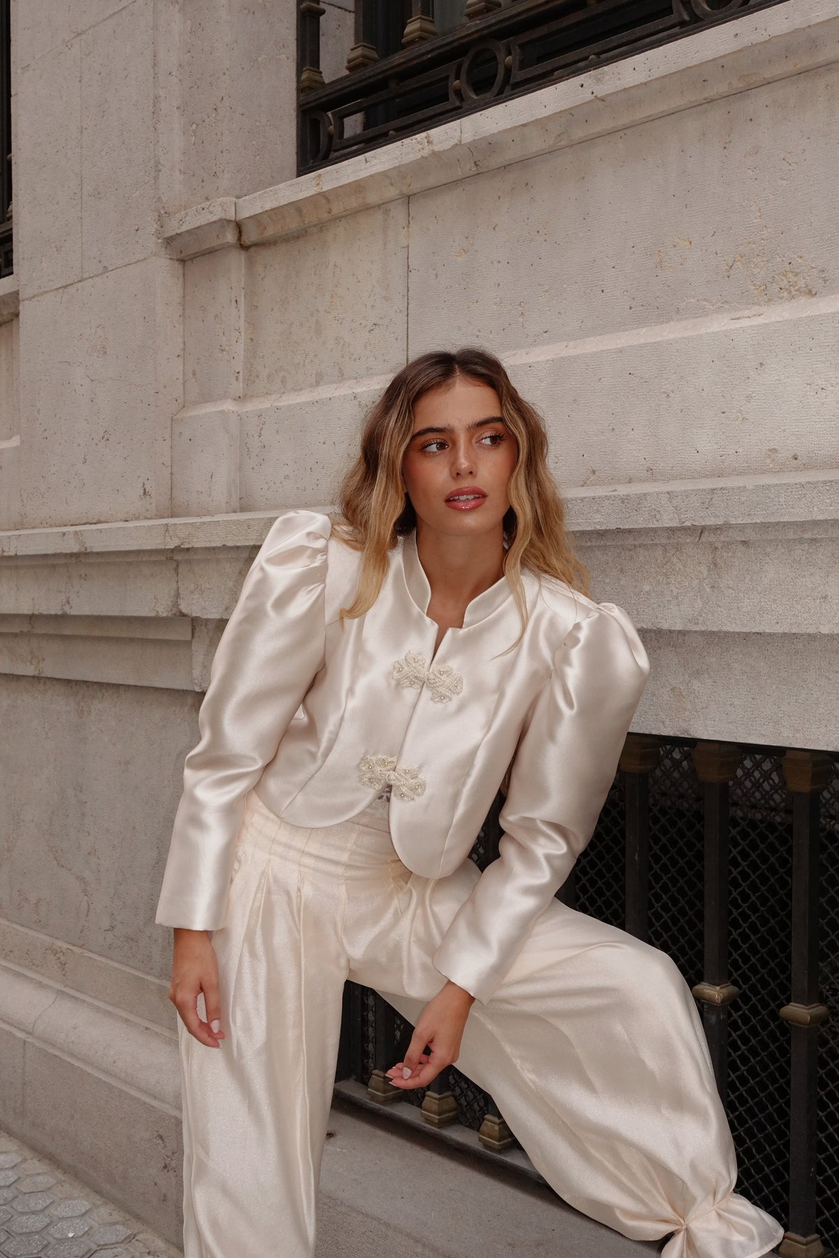 CHAQUETA TORERA DE MIKADO JULIA BEIGE – ARTESANÍA Y CARÁCTER